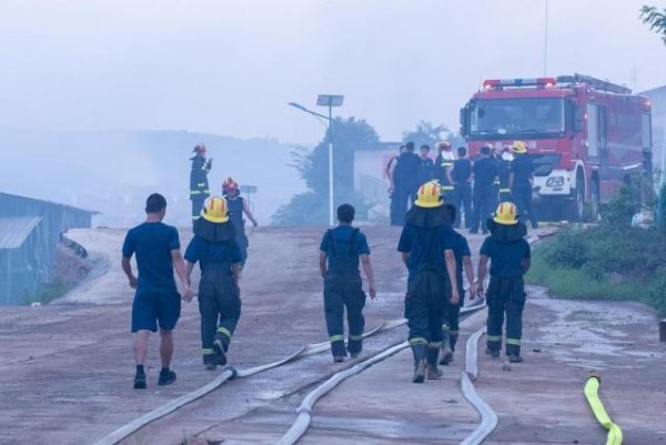 易方达证券 临澧烟花厂爆炸事故救援最新情况：现场明火已于17日凌晨扑灭