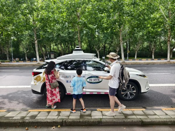万联证券 完全无人驾驶出租车开进了上海市区！记者实探